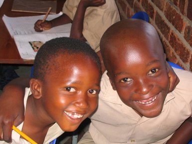 Zwei einheimische Kinder lächeln in die Kamera – Garden Route mit Kindern