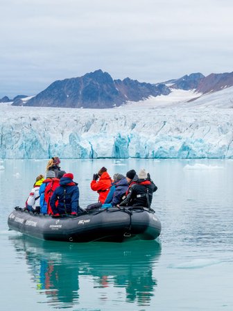 Zodiac im arktischen Eis bei Spitzbergen - Arktis Reise mit Kindern