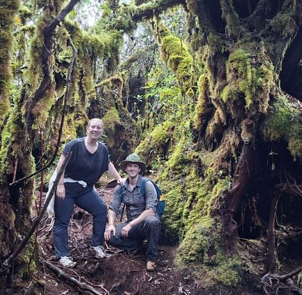 Teenager besuchen den Nebelwald Mossy Forest in den Cameron Highlands - Malaysia Familienreise
