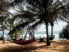 Momentaufnahme in einer Hängematte am Strand von Tangalle – Sri Lanka Familienreise
