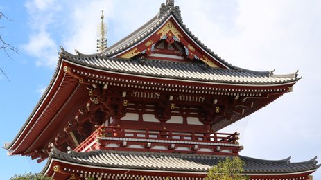 Die beeindruckende Architektur des Senso-ji Tempels in Tokio zeigt kunstvoll verzierte Dächer und lebendige Farben.