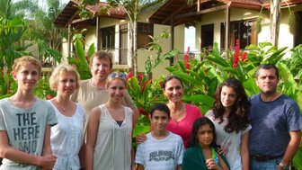 Familiengruppe zusammen mit Einheimischen im natürlichen Umfeld – Costa Rica Reise mit Kindern