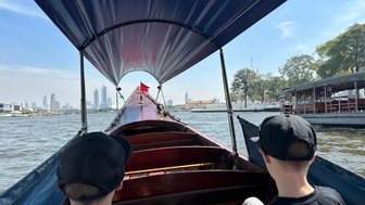 Kinder erleben die Klongs von Bangkok bei einer Bootstour – Thailand Reise mit Kindern