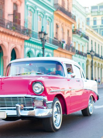 Mädchen neben Oldtimer in Havanna - Kuba mit Kindern