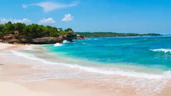 Sandstrand mit klarem Wasser und Palmen auf Bali – Bali Reise mit Kindern