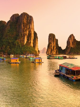 Traditionelle schwimmende Häuser auf dem Wasser – Vietnam Reise mit Kindern