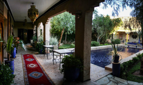 Außenhof im traditionellen Stil im Riad Tama – Marokko Familienreise