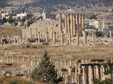 Tempelanlage aus Jerash mit Säulen - Jordanien Familienreise