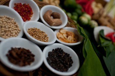 Traditionelle Gerichte auf dem Tisch im Puri Sunia – Bali Reise mit Kindern