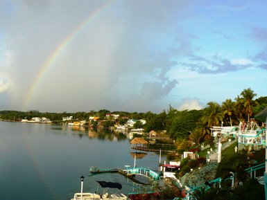 Farbenfroher Regenbogen spannt sich über die Küste von Bacalar – Mexiko Familienreise