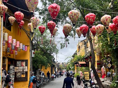 Lebendige und farbenfrohe Straße in der Altstadt von Hoi An – Vietnam Familienreise
