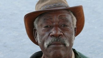 Ein einheimischer Mann mit Hut - Namibia Familienurlaub