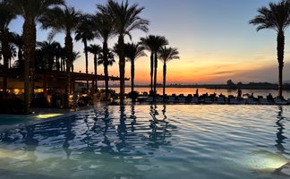 Außenpool mit Blick auf den Sonnenuntergang im Hilton Luxor Resort & Spa in Luxor – Ägypten Reise mit Kindern