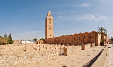 Koutoubia-Moschee mit ihrem Minarett im Herzen von Marrakesch – Marokko Familienreise