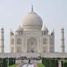 Das majestätische Taj Mahal erhebt sich mit seinen hohen Minaretten und der beeindruckenden Kuppel vor einem klaren Himmel.