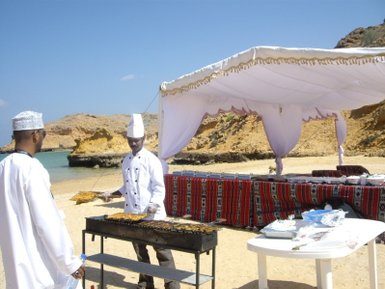BBQ am Strand in Muscat mit Einheimischen – Oman Familienreise