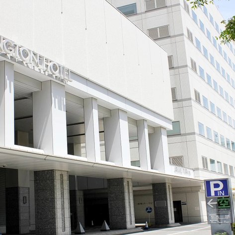 Die moderne Fassade des Washington Hotels zeigt klare Linien und große Fenster, umgeben von einem gepflegten Außenbereich.