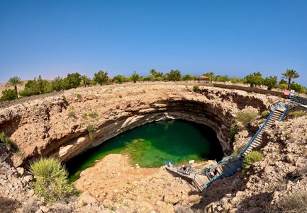 Luftaufnahme des Bimah Sinkholes bei Bimah – Oman Reise mit Kindern