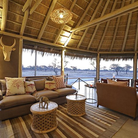 Lounge Onguma Bush Camp am Abend - Namibia Reise mit Kindern