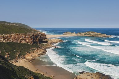 Panorama mit Meer und Küste auf Robberg Island – Südafrika mit Kindern