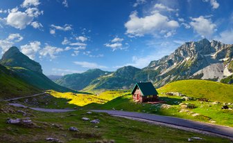 Eine einsame Hütte steht unmittelbar an einem Bergpass inmitten der Natur