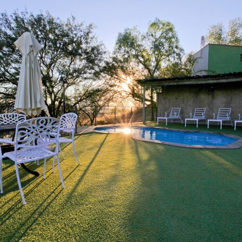 Pool The Thule Windhoek - Namibia Rundreise mit Kindern