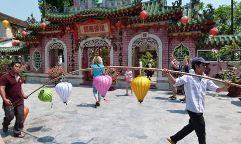 Historisches vietnamesisches Gebäude in der Altstadt von Hoi An – Vietnam mit Kindern