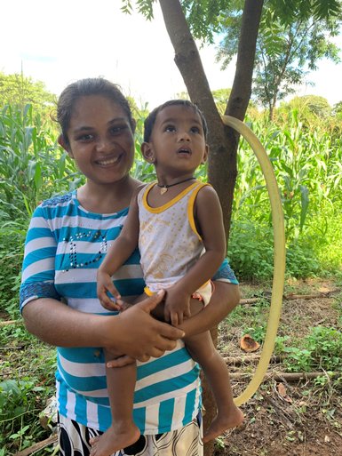 Einheimische Frau mit ihrem Kind auf der Ritigala Farm – Sri Lanka Familienreise
