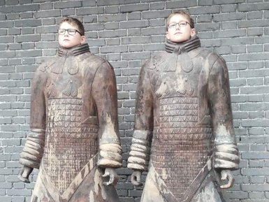 Zwei Kinder vor der Terrakotta-Armee in Xi’an – China Reise mit Kindern