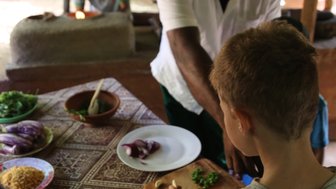 Kind bei der Zubereitung eines Gerichts mit Einheimischer in den Tamarind Gardens – Sri Lanka mit Kindern