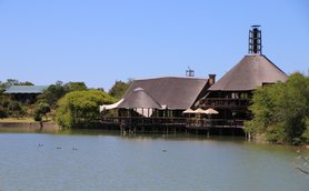 Restaurant der Buffelsdrift Game Lodge mit Blick auf den See – Garden Route Familienreise