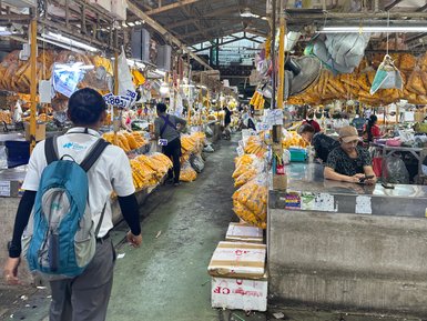 Blumenstände mit frischen Blüten auf dem Pad Klong Talad Markt – Thailand mit Kindern