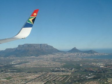 Luftaufnahme von Kapstadt mit Blick auf den Tafelberg – Familienreise Garden Route
