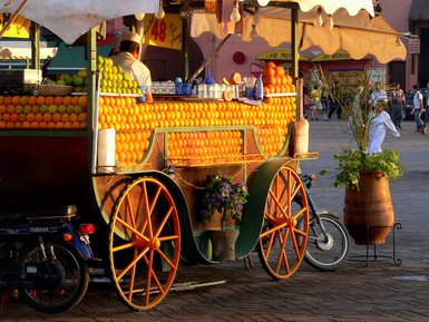Frisch gepresster Orangensaft-Stand auf dem Markt in Marrakesch – Marokko Familienreise