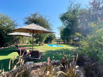 Pool mit Liegen und Sonnenschirmen im Onguma Tamboti Camp -Namibia Urlaub mit Kindern