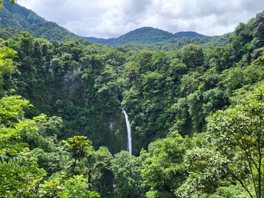 Wasserfall umgeben von üppiger Landschaft bei La Fortuna – Costa Rica Familienurlaub