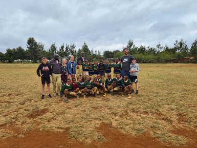 Gruppenfoto von lokalen und reisenden Kindern an der Bashay-Grundschule – Tansania Familienreise