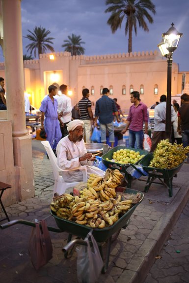 Beleuchteter Souk von Nizwa bei Nacht – Oman mit Kindern