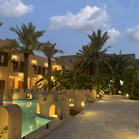 Stimmungsvolle Außenbeleuchtung am Abend im Hotel Aldar Inn – Oman Familienreise