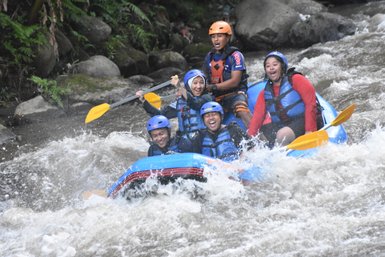 Reisegruppe beim Wildwasser-Rafting auf dem Ayung River – Bali Reise mit Kindern