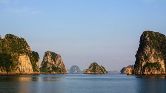 Beeindruckende Felsen ragen aus dem Wasser – Vietnam Familienreise
