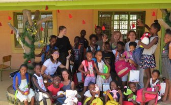 Ein Gruppenbild von einheimischen Kindern - Namibia mit Jugendlichen