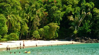 Belebter Strand im Manuel Antonio Nationalpark – Costa Rica mit Kindern