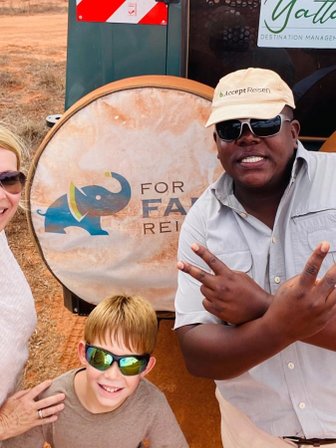 Familie mit Safariguide vor einem Jeep in Kenia - Kenia Familienreise
