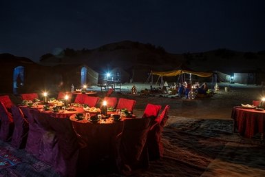 Wüstencamp strahlt in der klaren Nacht der Sahara – Familienurlaub in Marokko