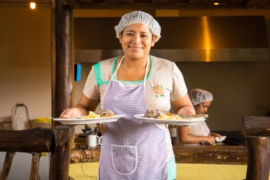 La Tigra Einheimische Köchin mit traditionellem Essen – Costa Rica Familienreise