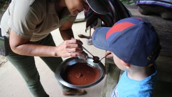 Kind genießt selbstgemachte Schokolade bei der Schokotour in La Tirimbina – Costa Rica Reise mit Kindern