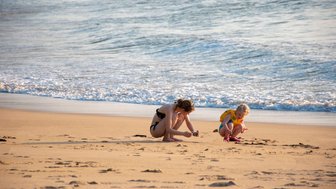Zwei Kinder spielen am Sandstrand in Khao Lak - Thailand mit Kindern
