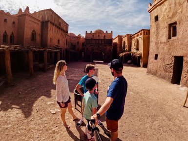Familie hält einen besonderen Moment mit einem Selfie in den Atlas Film Studios fest – Marokko Reise mit Kindern