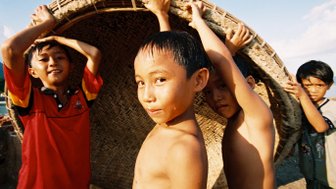 Einheimischen im traditionellen Rundboot – Vietnam Familienreise